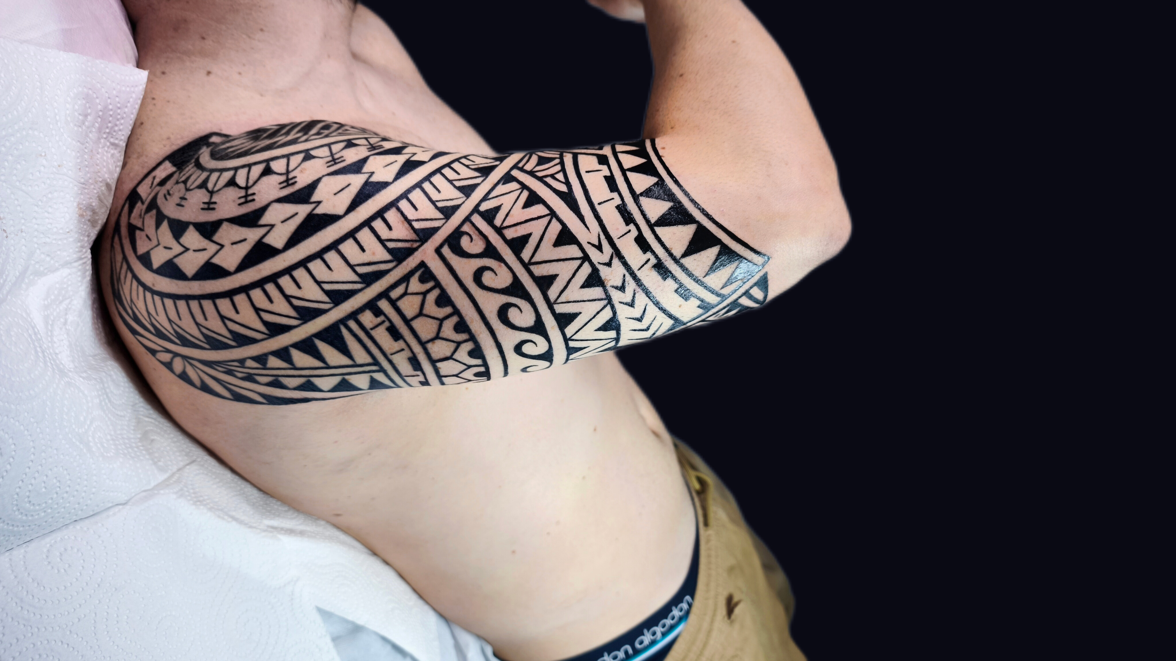 Tatuaje samoano de hombro y codo