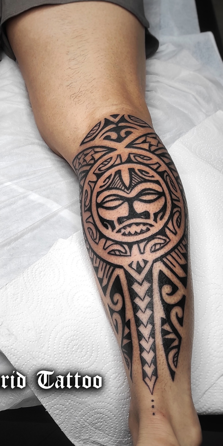 Tatuaje maorí de sol en el gemelo