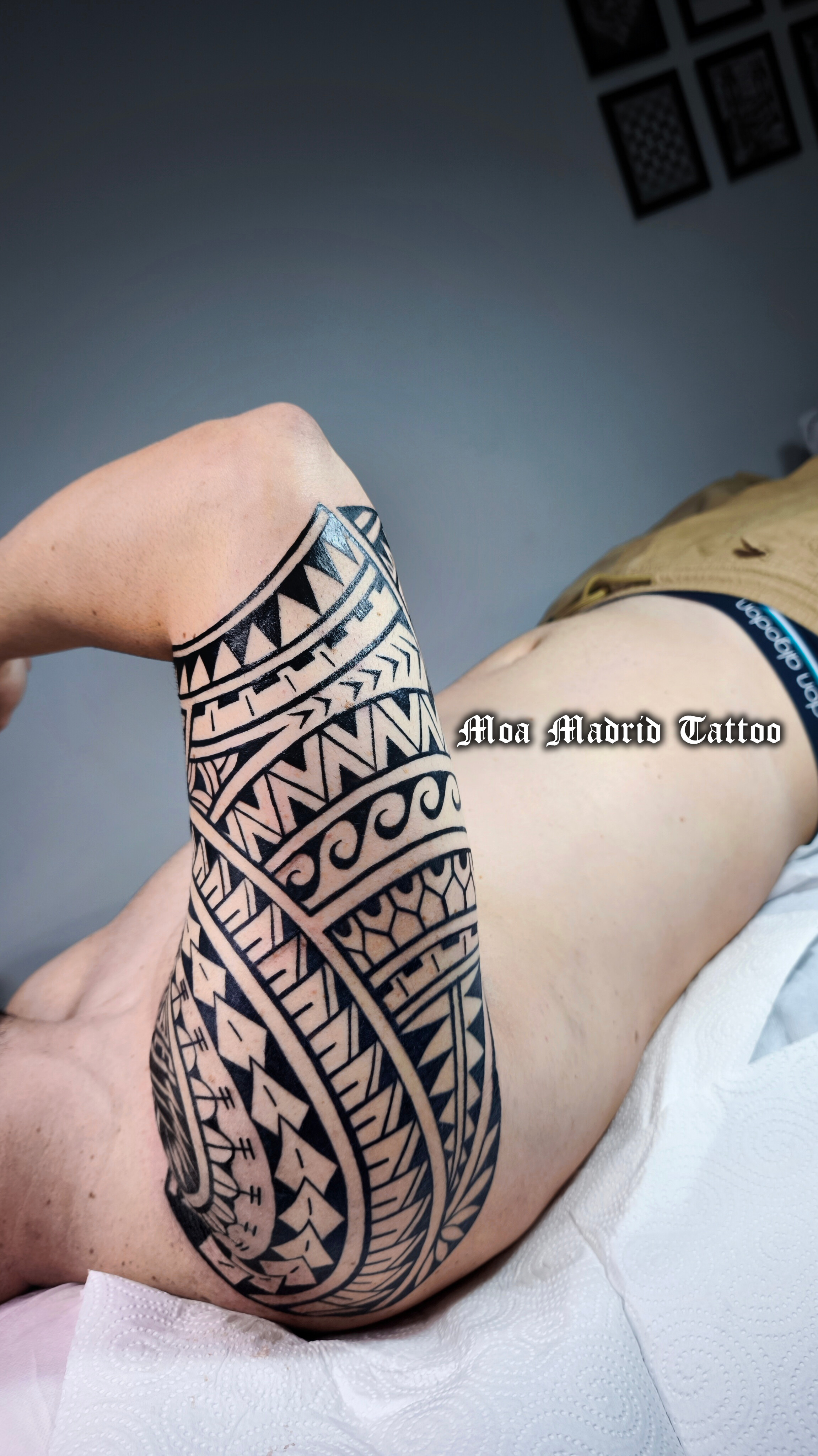 Tatuaje samoano de hombro a codo