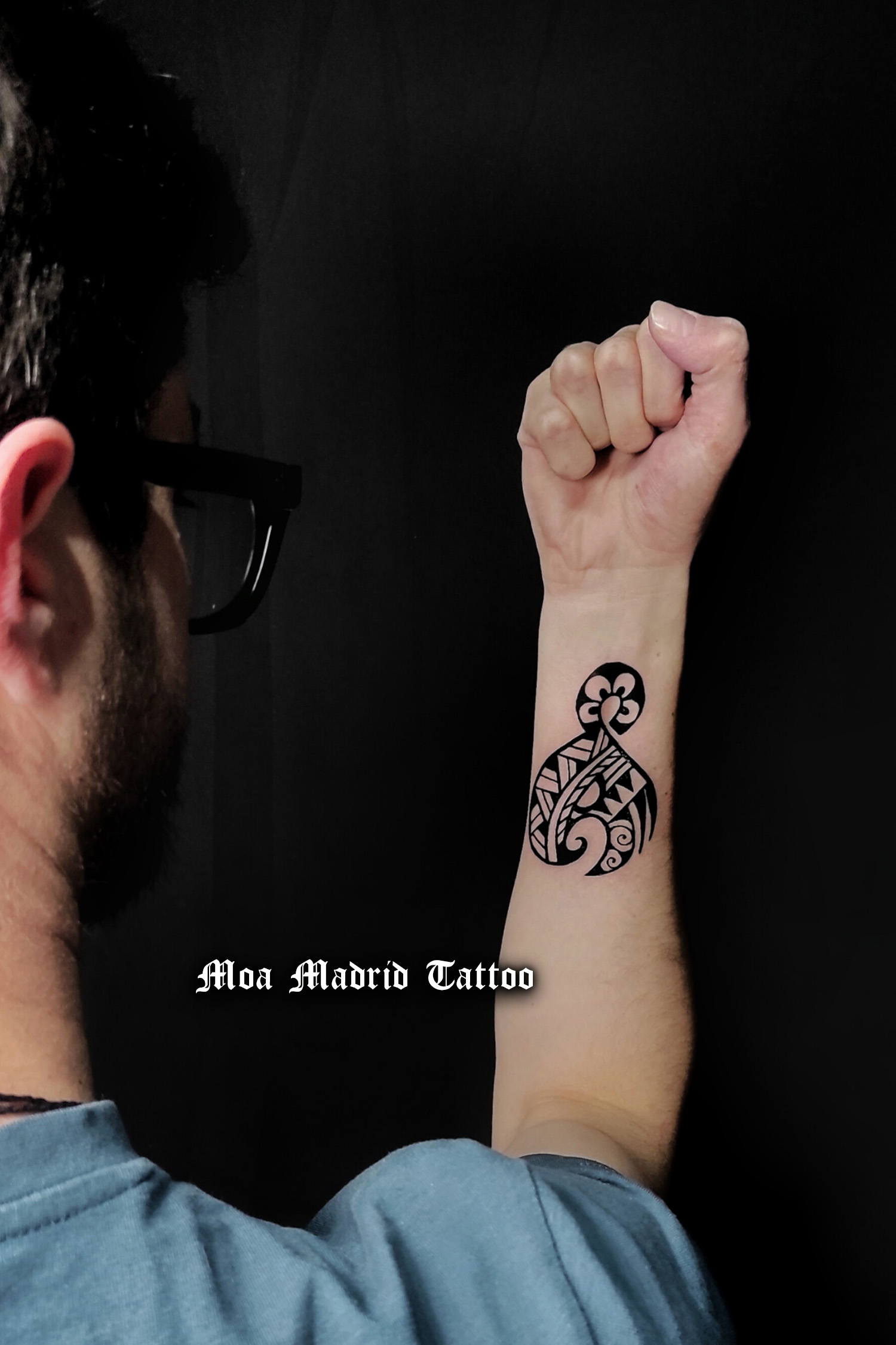 Tatuaje de nudo y anzuelo maorí