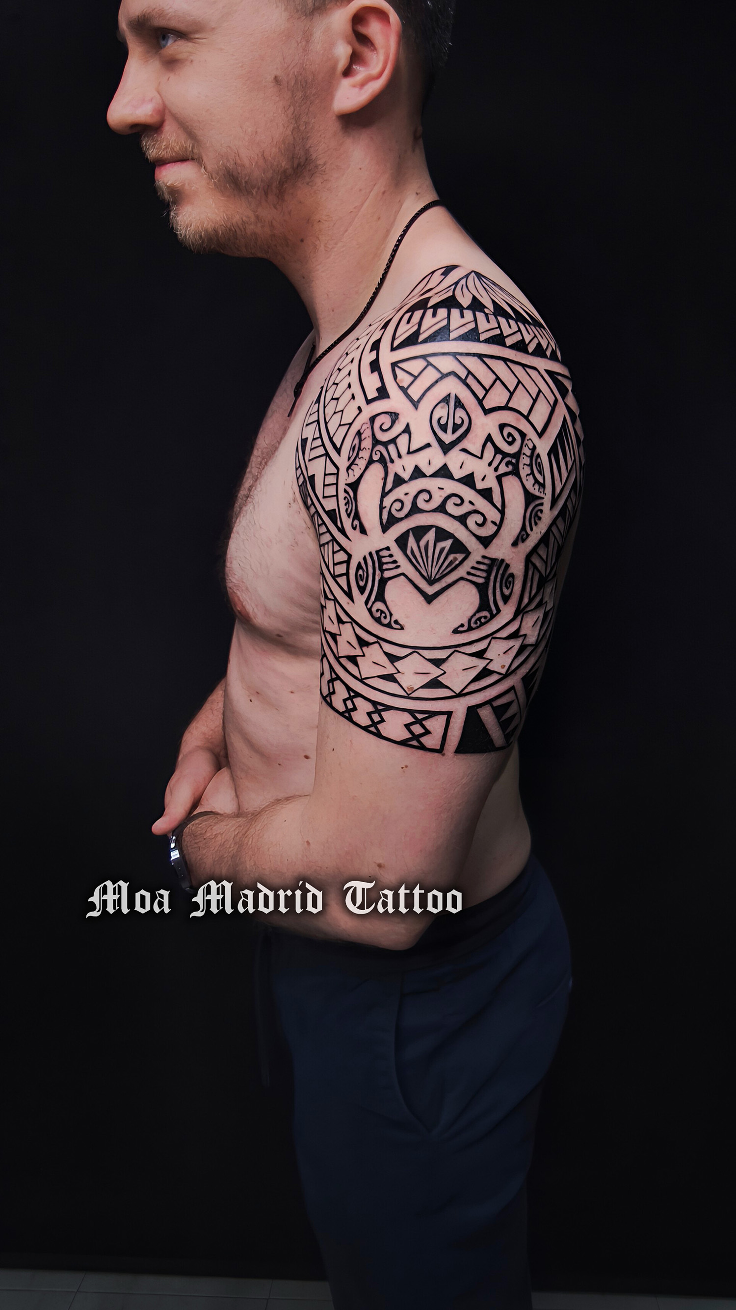 Tatuaje polinesio en el hombro con gran tortuga