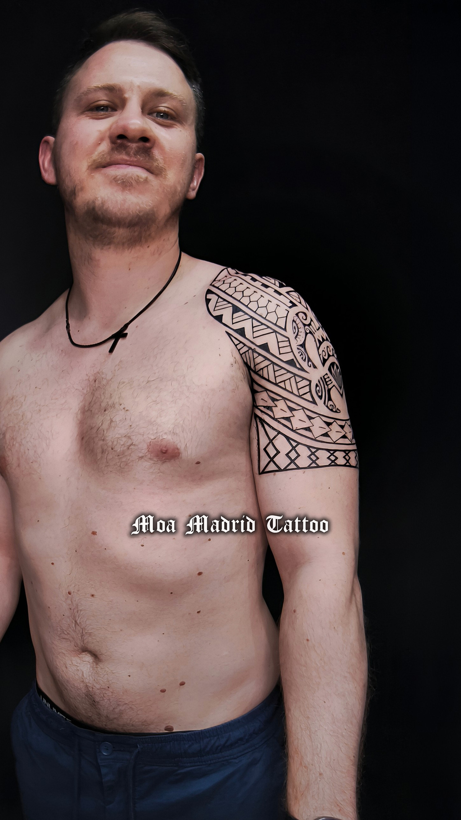 Tatuaje polinesio hombro, vista delantera