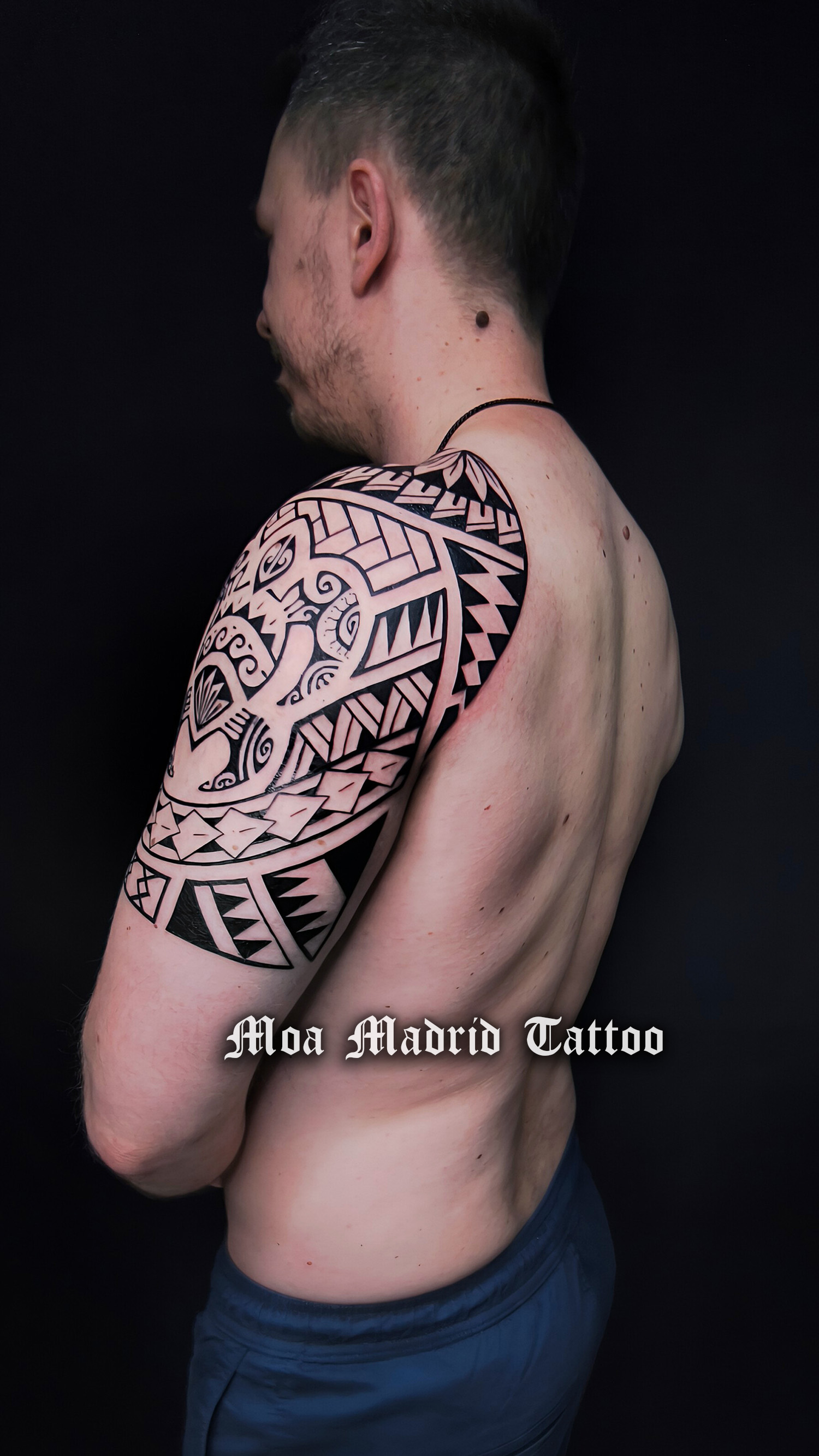 Tatuaje polinesio de tortuga en el hombro