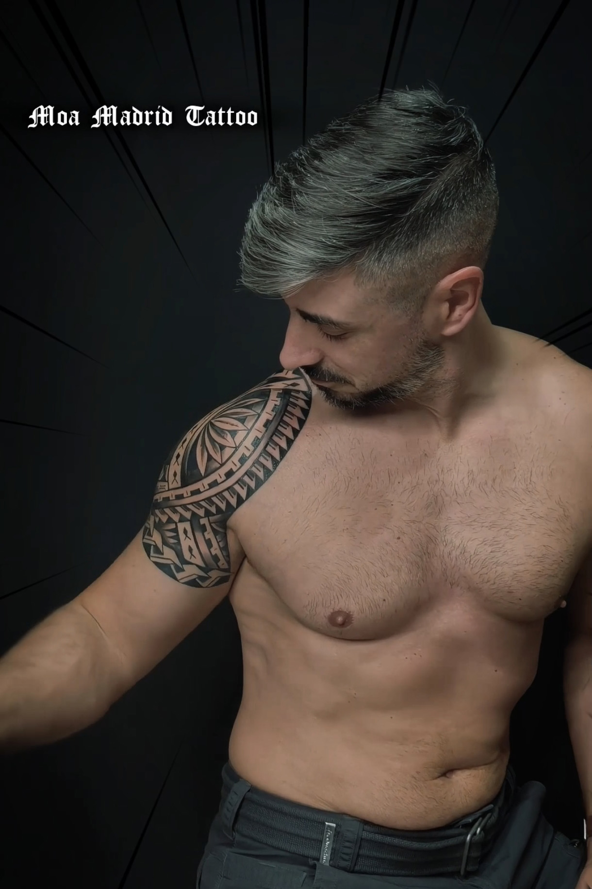 Tatuaje samoano que resalta las formas del hombro