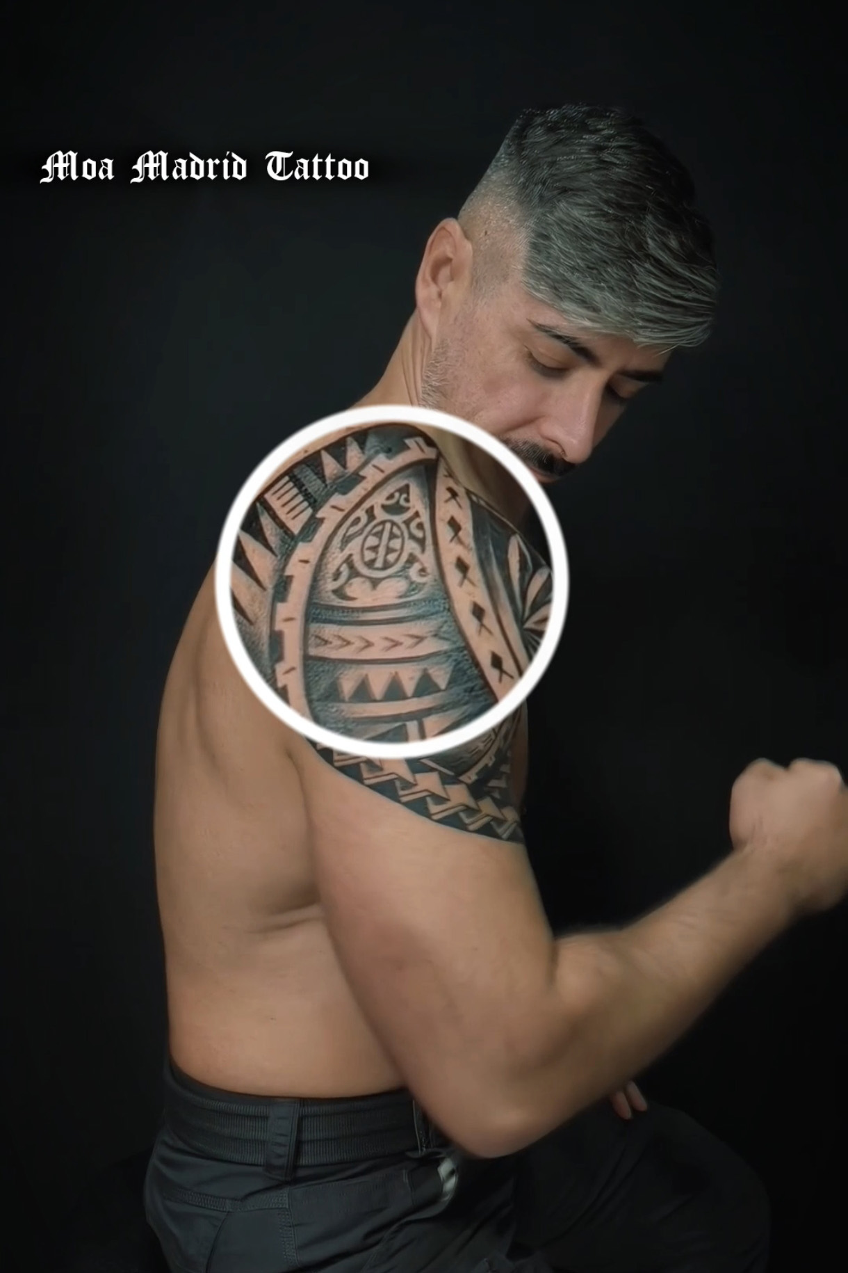 Tatuaje samoano de tortuga maorí en el hombro