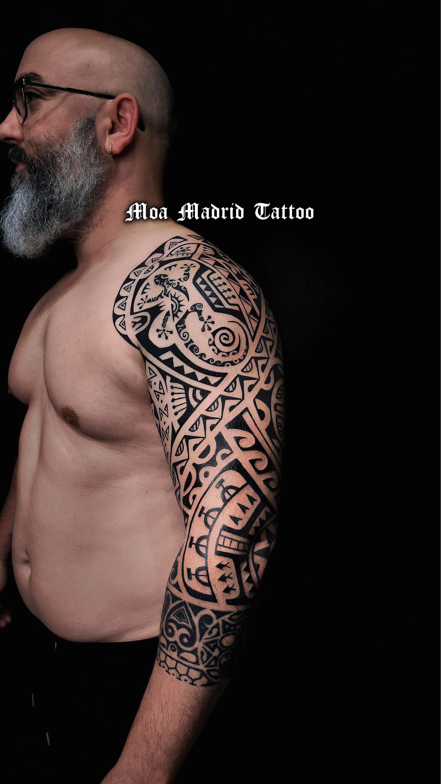 Brazo tatuado estilo polinesio y sus significados