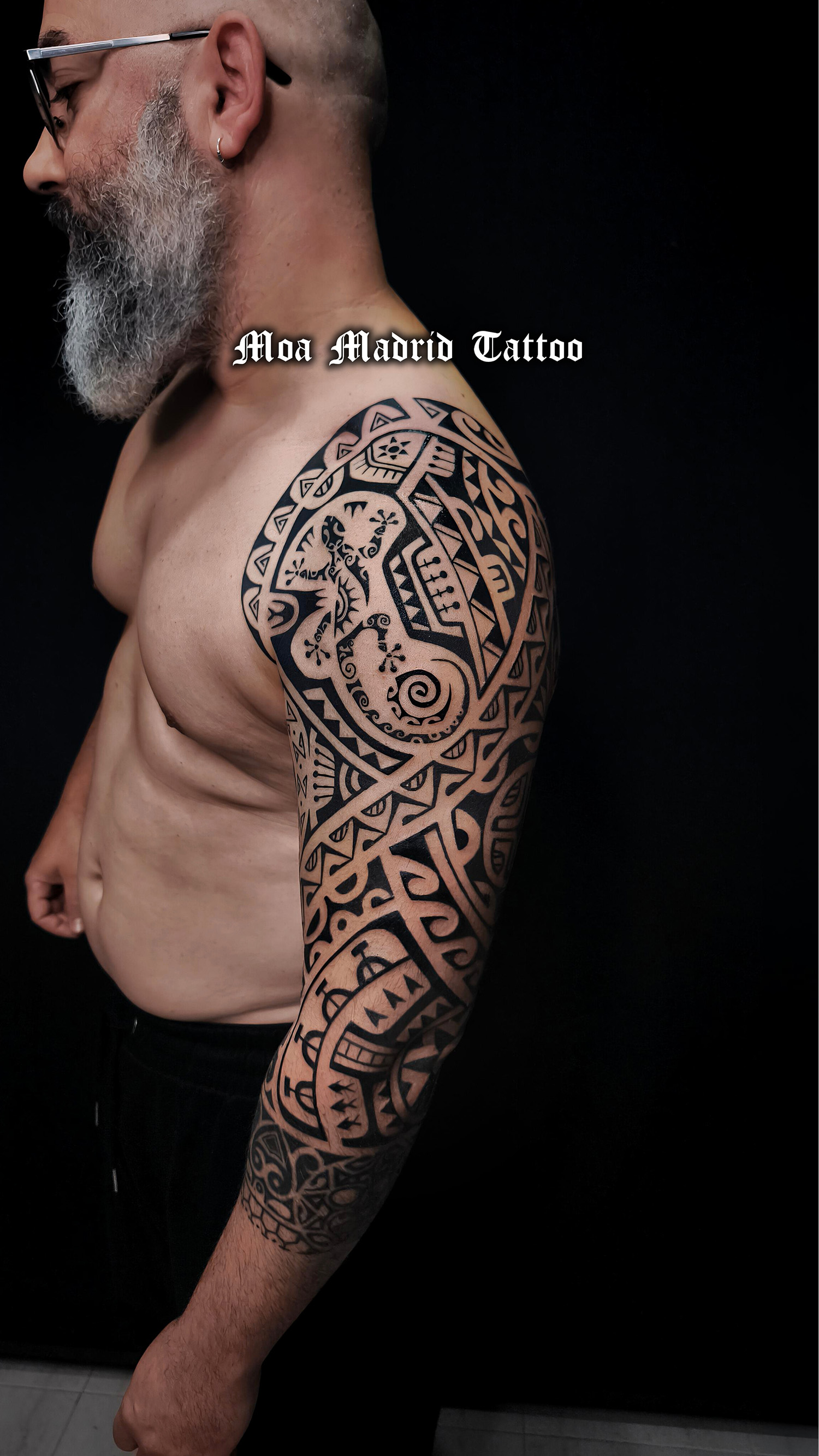 Tatuaje de lagarto maorí,  simbolo de protección en brazo polinesio