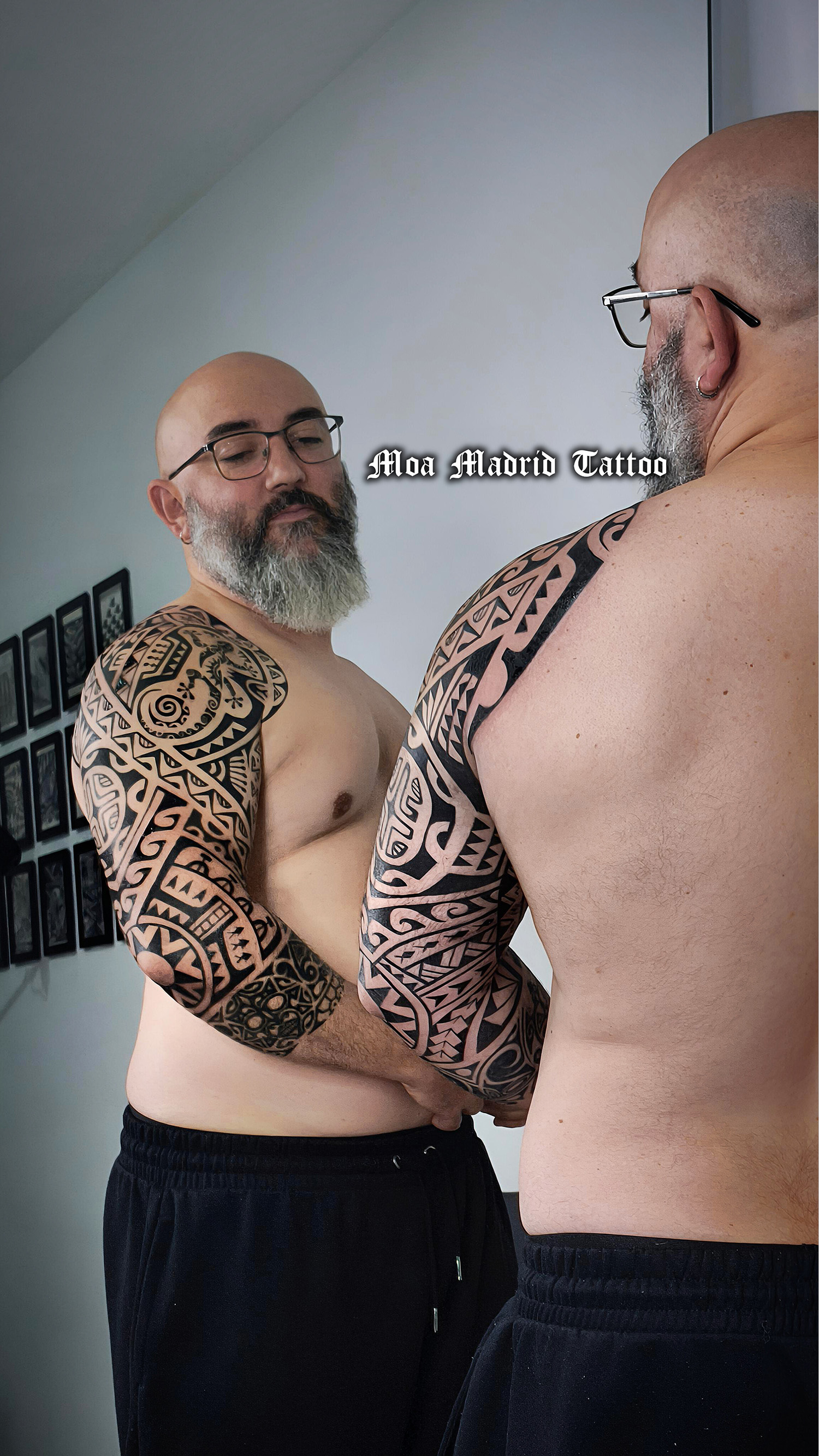 Brazo tatuado con gecko maorí, cruz marquesana y sol polinesio