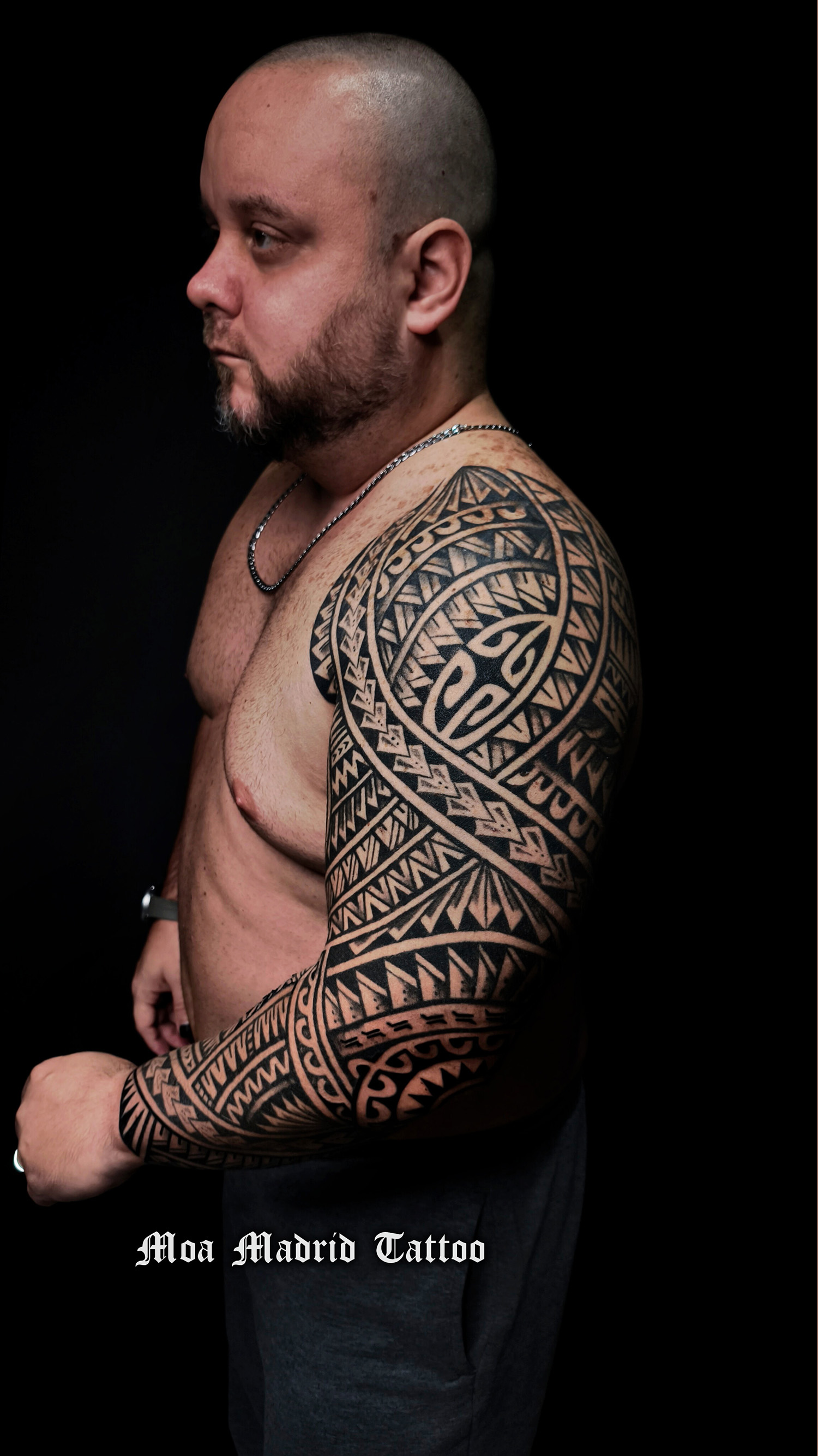 Tatuaje samoano en brazo completo — Vista de perfil