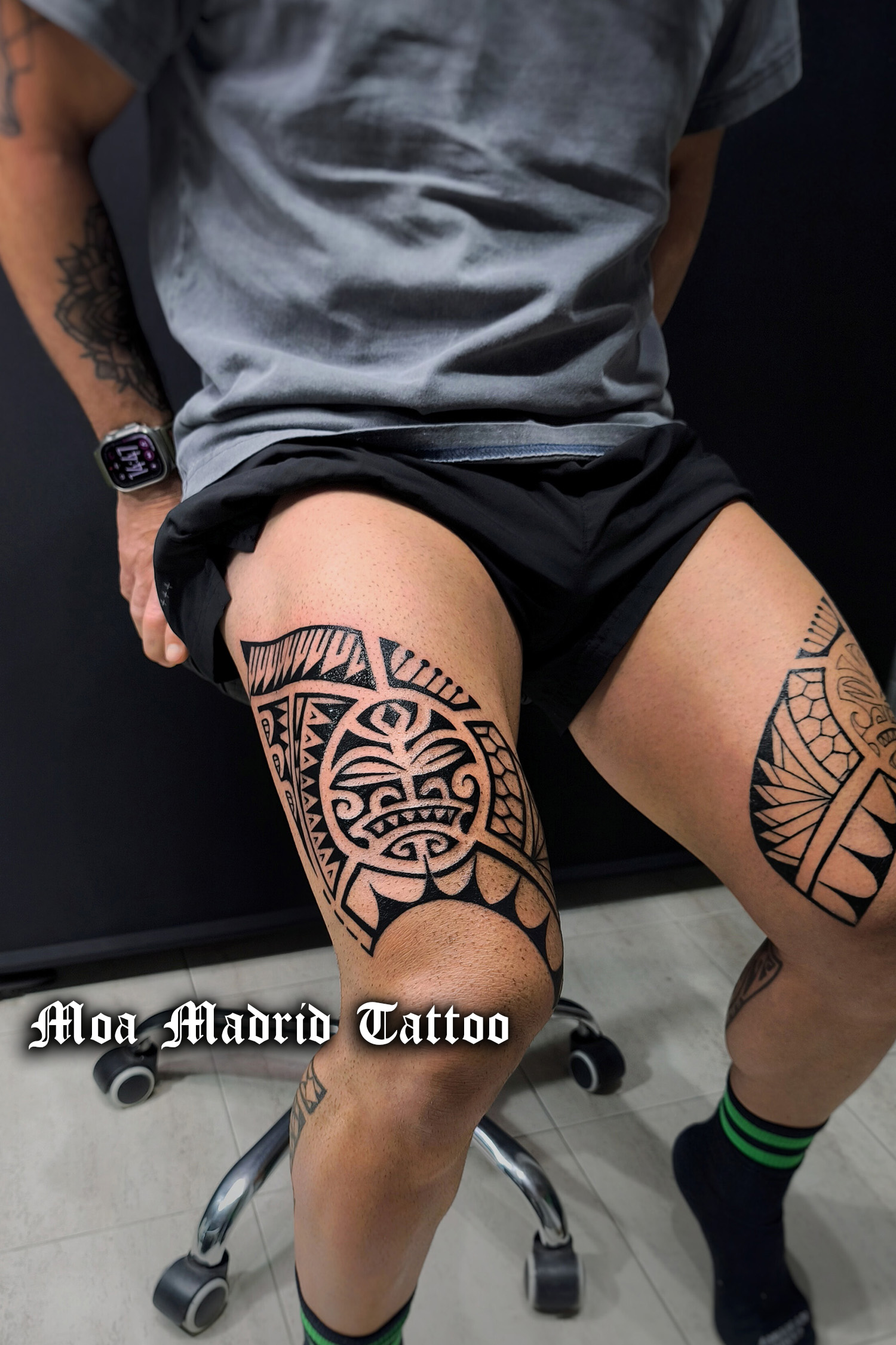 Dos tatuajes maoríes en los cuadríceps