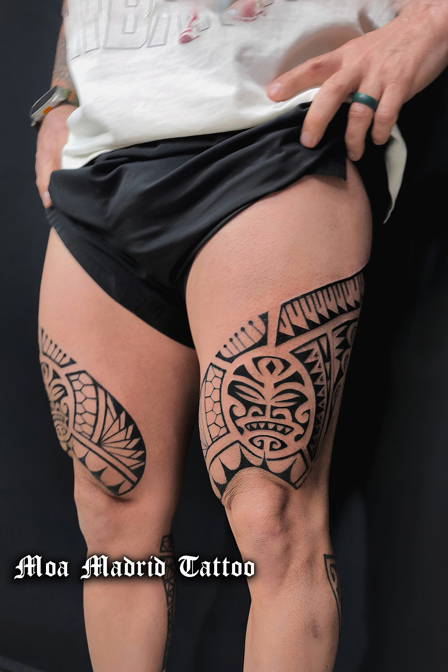 Tatuaje sol maorí en la pierna