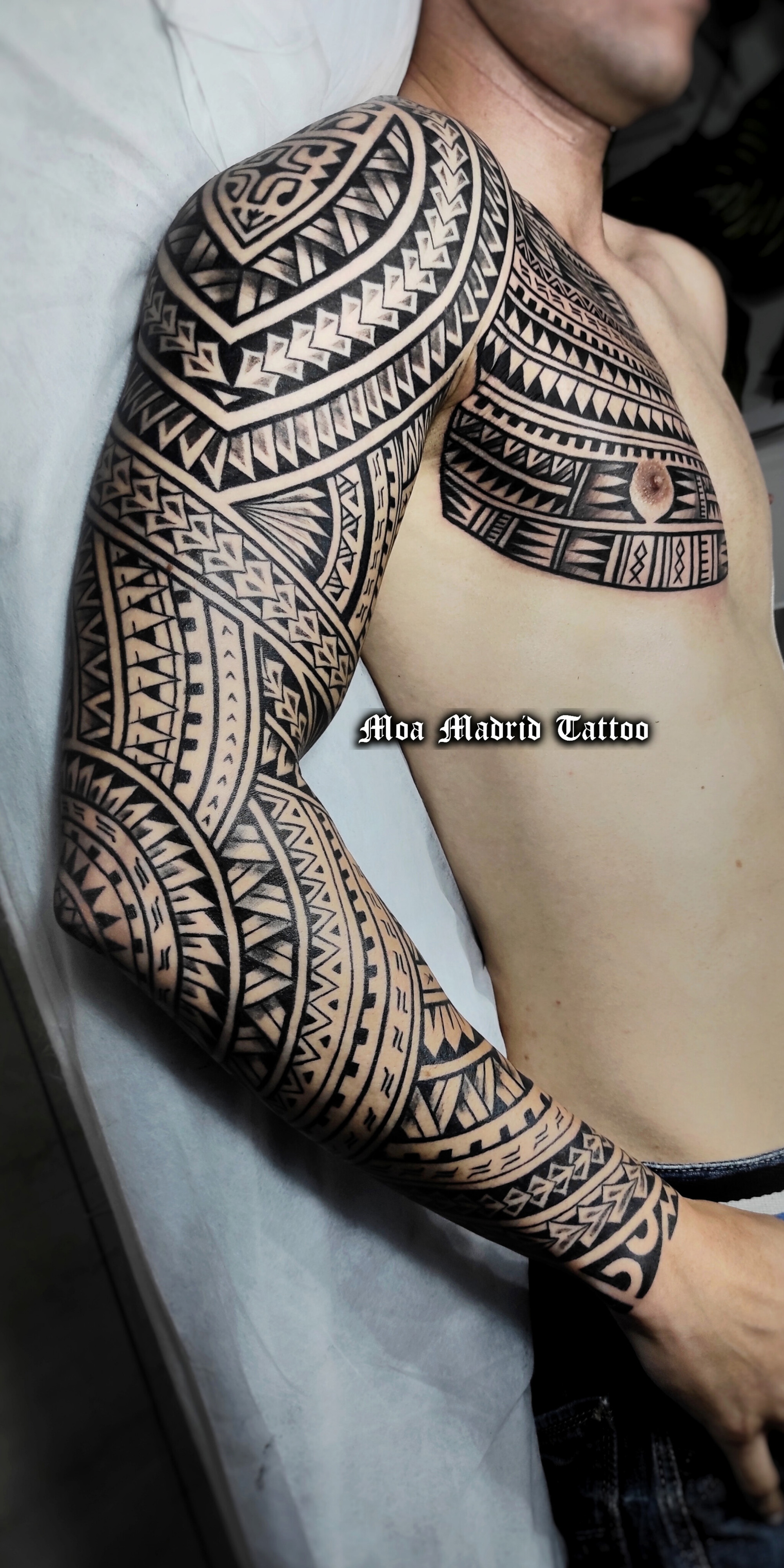 Gran tatuaje samoano en brazo y pectoral