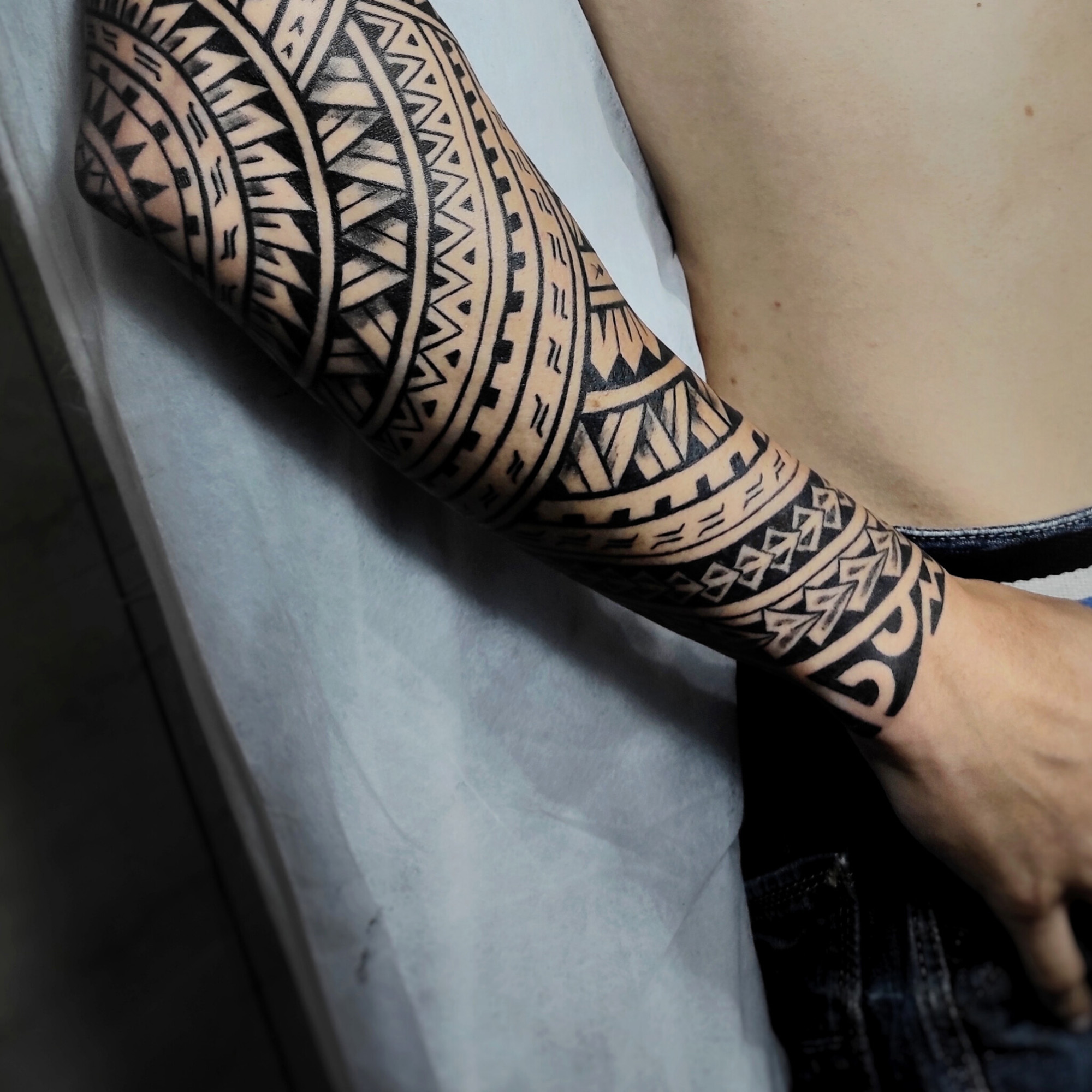 Tatuaje samoano detallado en el brazo