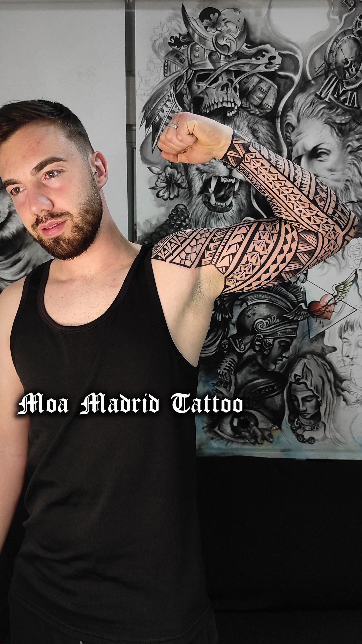 Tatuaje samoano siguiendo las formas del brazo