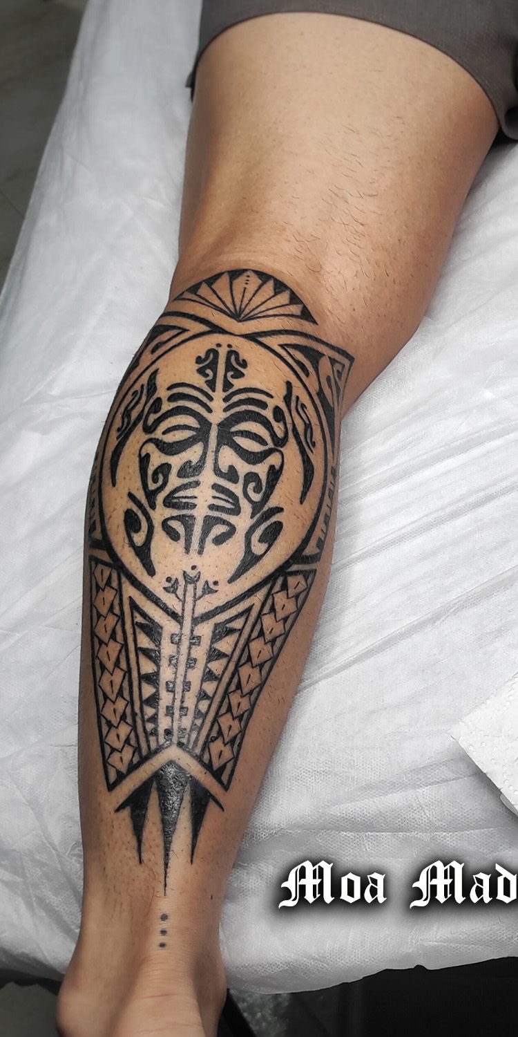 Tatuajes maoríes en los gemelos