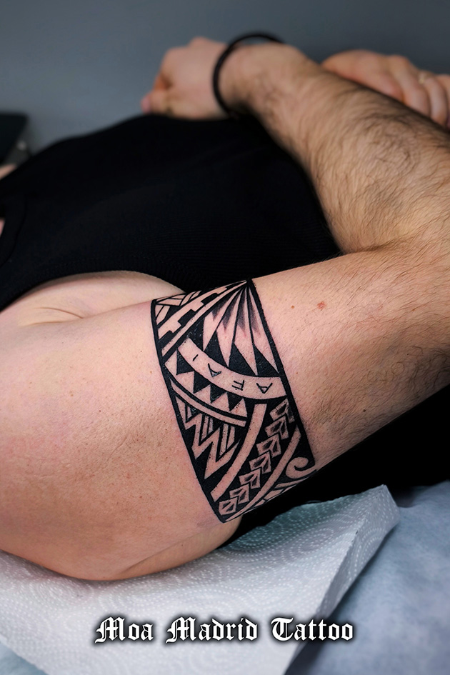 Brazalete samoano con iniciales